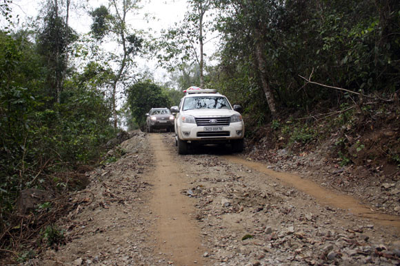 Hai chiếc xe trên đường xuống bản