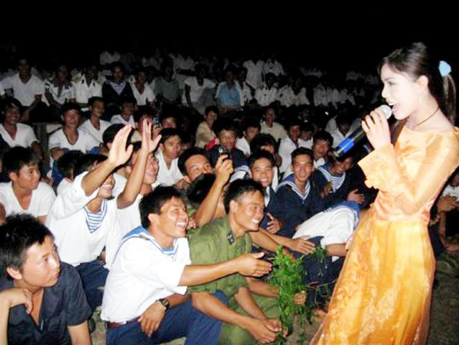 Văn công Quân khu 4 biểu diễn văn nghệ trên đảo Sinh Tồn