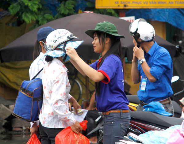 Cẩn thận đội mũ bảo hiểm cho sĩ tử và phụ huynh