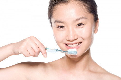 Những hiểm họa bệnh tật ẩn giấu trong bàn chải đánh răng - 1