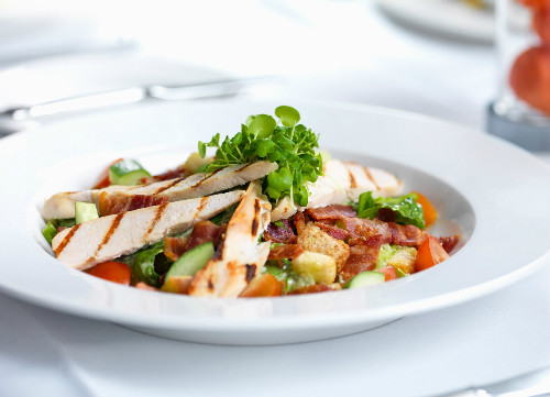 Thay đổi màu sắc đĩa đựng thức ăn có thể giúp giảm cân. Ảnh: viralscape