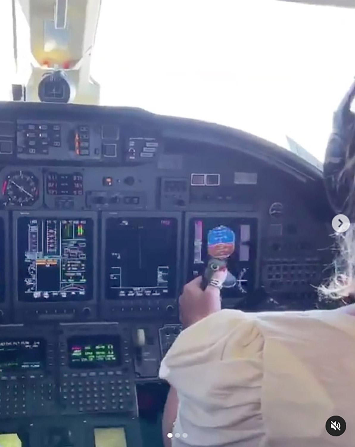 Britney cho biết bản thân đang ở "tầng mây thứ 9". Britney cho biết bản thân đang ở "tầng mây thứ 9".