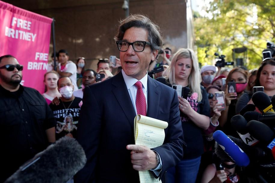 Luật sư Mathew Rosengart thay mặt Britney tham dự phiên điều trần về quyền bảo hộ. Luật sư Mathew Rosengart thay mặt Britney tham dự phiên điều trần về quyền bảo hộ.