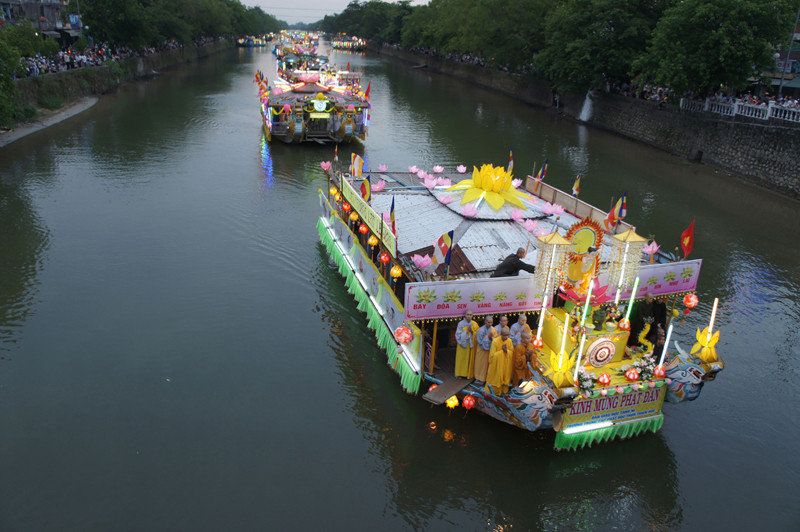 Đoàn Rước Phật trên sông Đông Ba 