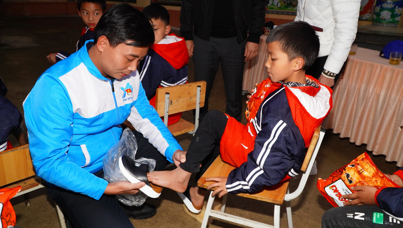 Anh Nguyễn Đức Tiến - Phó Bí thư Thường trực Thành Đoàn, Chủ tịch Hội LHTN TP Hà Nội tặng dép mới cho học sinh Si Ma Cai Anh Nguyễn Đức Tiến - Phó Bí thư Thường trực Thành Đoàn, Chủ tịch Hội LHTN TP Hà Nội tặng dép mới cho học sinh Si Ma Cai