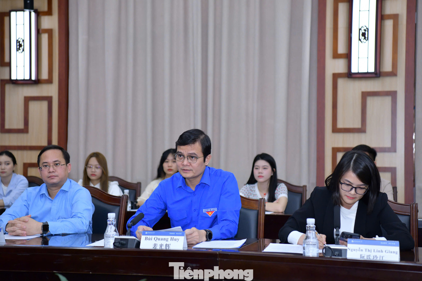 Anh Bùi Quang Huy - Ủy viên dự khuyết T.Ư Đảng, Bí thư thứ nhất T.Ư Đoàn, Chủ nhiệm UBQG về Thanh niên Việt Nam trao đổi buổi gặp mặt giao lưu.