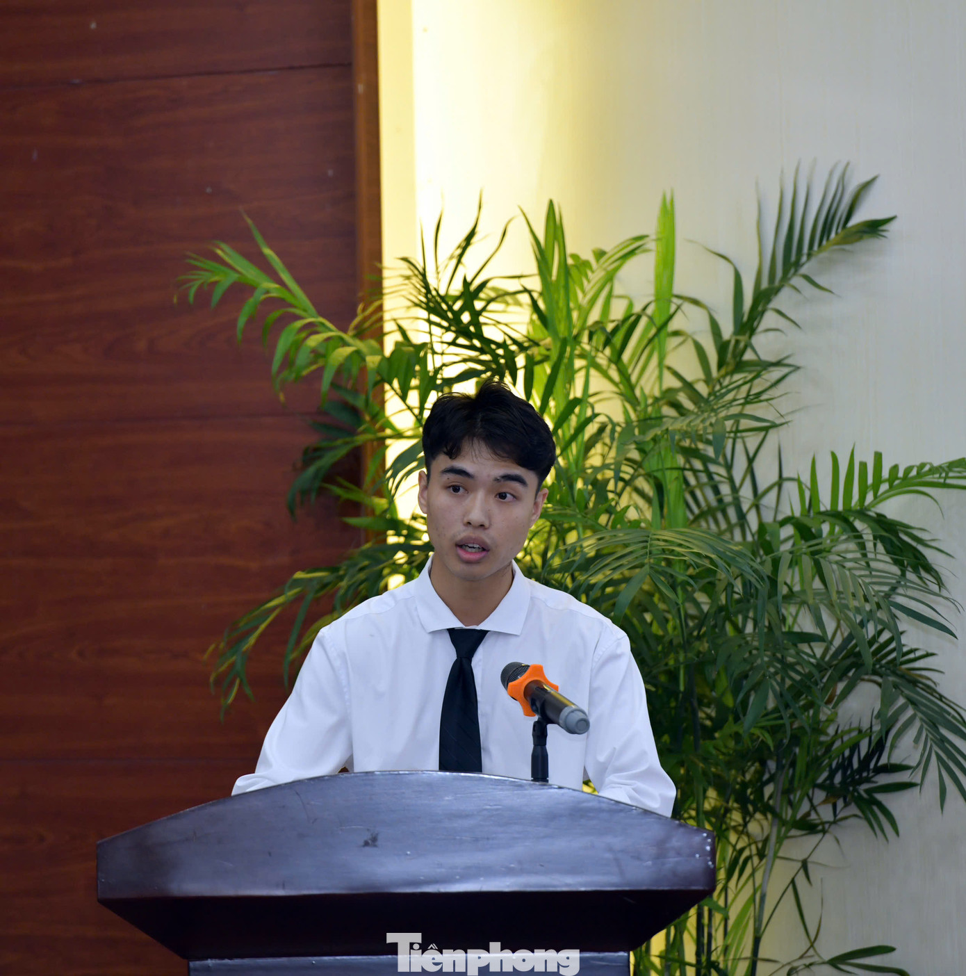 Lưu học sinh Việt Nam tại Trung Quốc trao đổi tại chương trình.