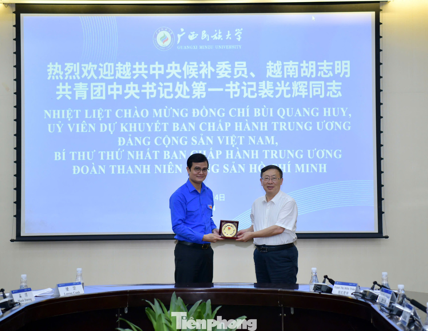 Anh Bùi Quang Huy tặng quà lưu niệm Trường Đại học Dân tộc Quảng Tây