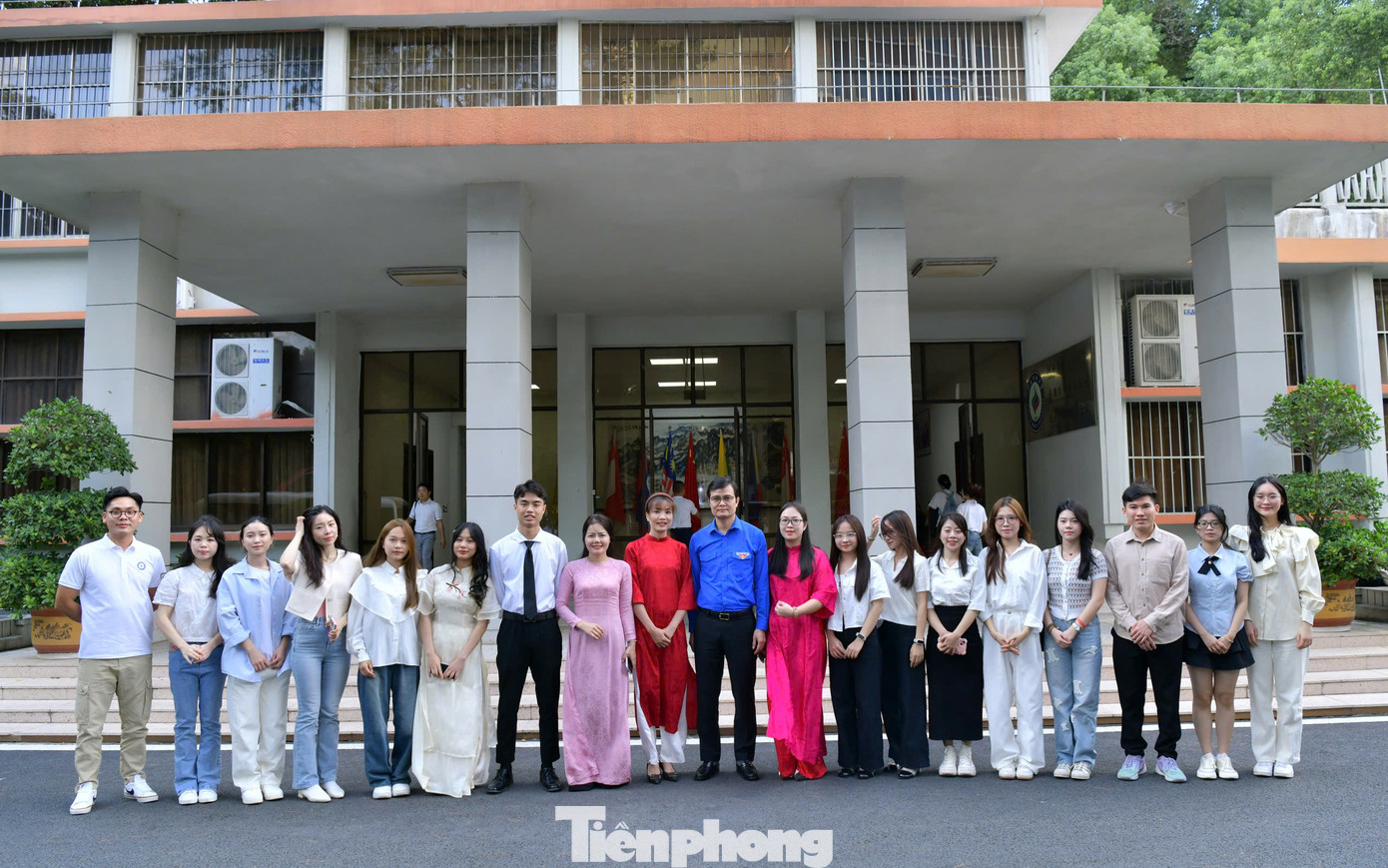 Bí thư thứ nhất T.Ư Đoàn Bùi Quang Huy chụp ảnh lưu niệm với các bạn lưu học sinh, thanh niên Việt Nam đang sinh sống, học tập, làm việc tại Quảng Tây, Trung Quốc.