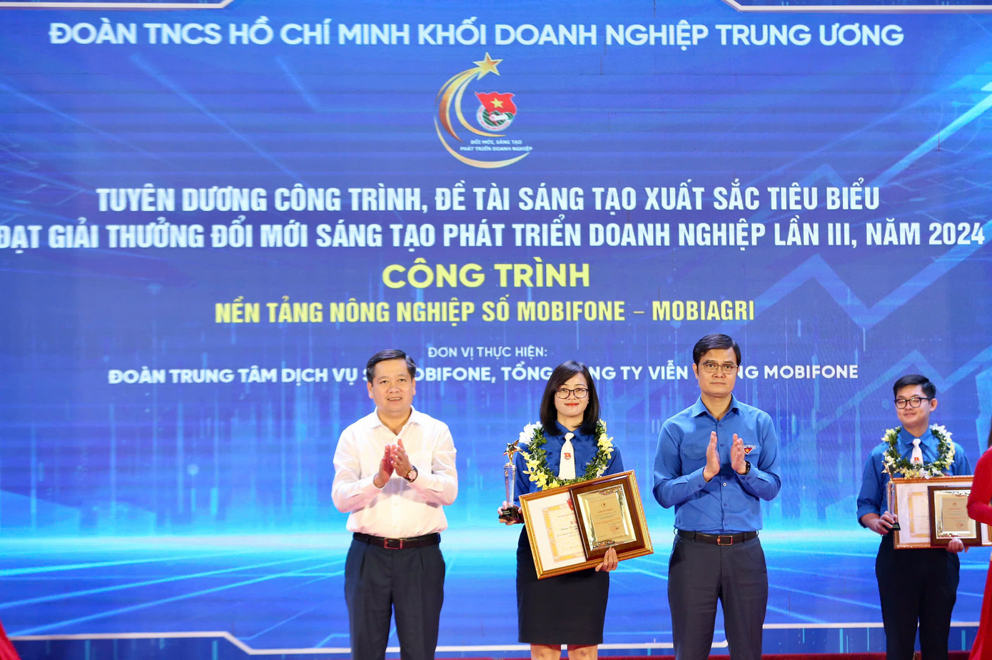 Bí thư Đảng ủy Khối Doanh nghiệp T.Ư Nguyễn Long Hải và Bí thư thứ nhất T.Ư Đoàn Bùi Quang Huy trao giải thưởng 10 công trình xuất sắc tiêu biểu. Ảnh: Bảo Anh Bí thư Đảng ủy Khối Doanh nghiệp T.Ư Nguyễn Long Hải và Bí thư thứ nhất T.Ư Đoàn Bùi Quang Huy trao giải thưởng 10 công trình xuất sắc tiêu biểu. Ảnh: Bảo Anh