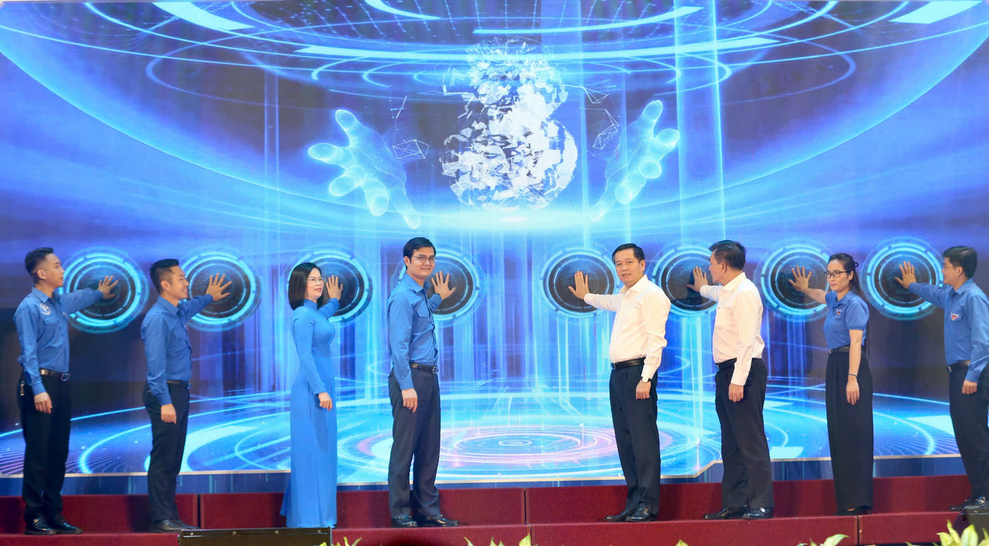 Các đại biểu làm lễ phát động đợt thi đua đảm nhận công trình thanh niên trong Khối Doanh nghiệp T.Ư. Ảnh: Bảo Anh Các đại biểu làm lễ phát động đợt thi đua đảm nhận công trình thanh niên trong Khối Doanh nghiệp T.Ư. Ảnh: Bảo Anh