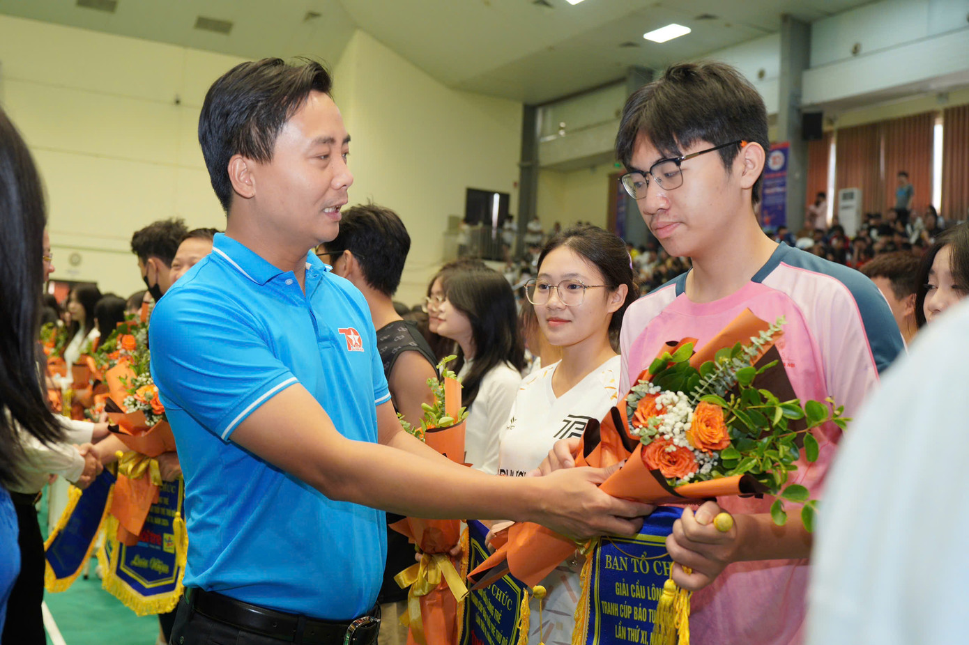 Anh Nguyễn Đức Tiến - Phó Bí thư thường trực Thành Đoàn, Chủ tịch Hội LHTN TP Hà Nội trao tặng hoa và cờ lưu niệm các đội tham gia giải đấu