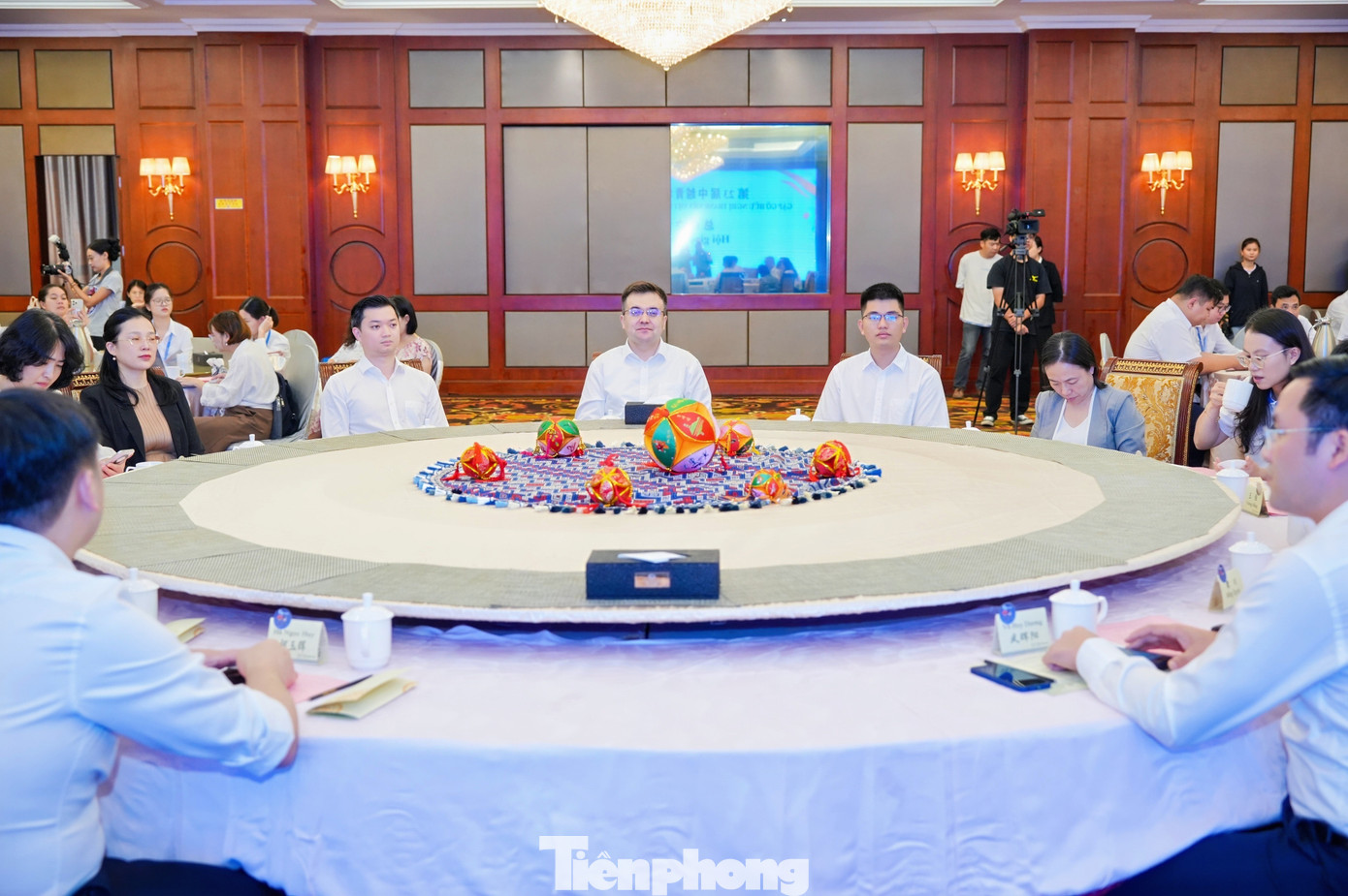 Anh Nguyễn Minh Triết – Bí thư T.Ư Đoàn TNCS Hồ Chí Minh, Chủ tịch T.Ư Hội SVVN; anh Shapakti Ushur - Bí thư T.Ư Đoàn TNCS Trung Quốc, Phó Chủ tịch Hội LHTN toàn Trung Quốc và các đại biểu tham gia chương trình tổng kết.