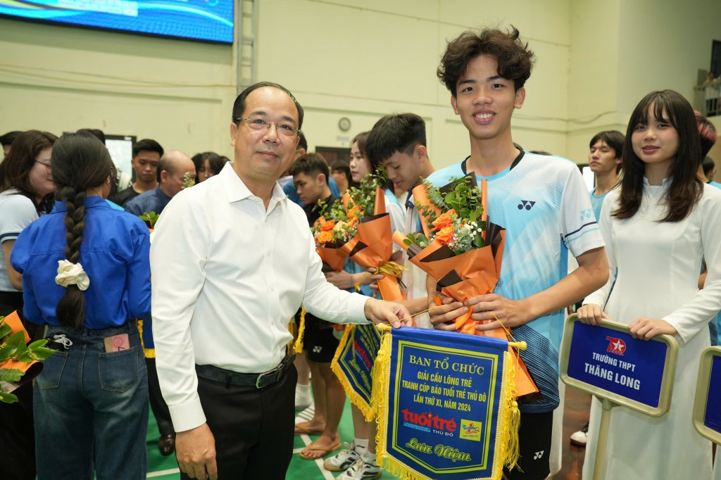 Nhà báo Nguyễn Mạnh Hưng - Tổng Biên tập báo Tuổi trẻ Thủ đô, Trưởng Ban tổ chức trao hoa và cờ lưu niệm các đội tham gia giải đấu.