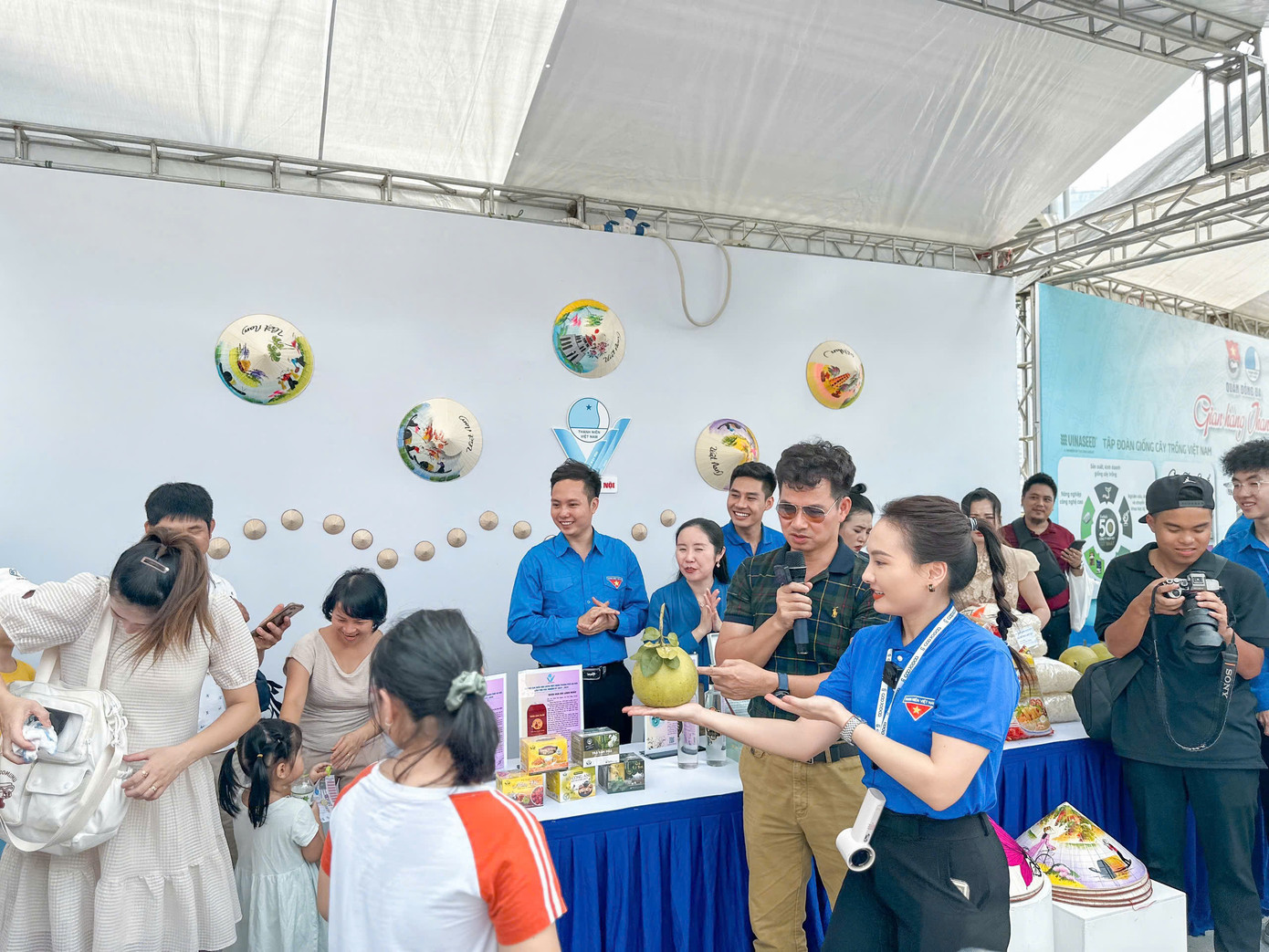 Nghệ sĩ Xuân Bắc và diễn viên Bảo Thanh cùng phối hợp ăn ý trong “Phiên chợ điện tử - Livestream bán sản phẩm OCOP của các địa phương” thu hút đông đảo người xem.