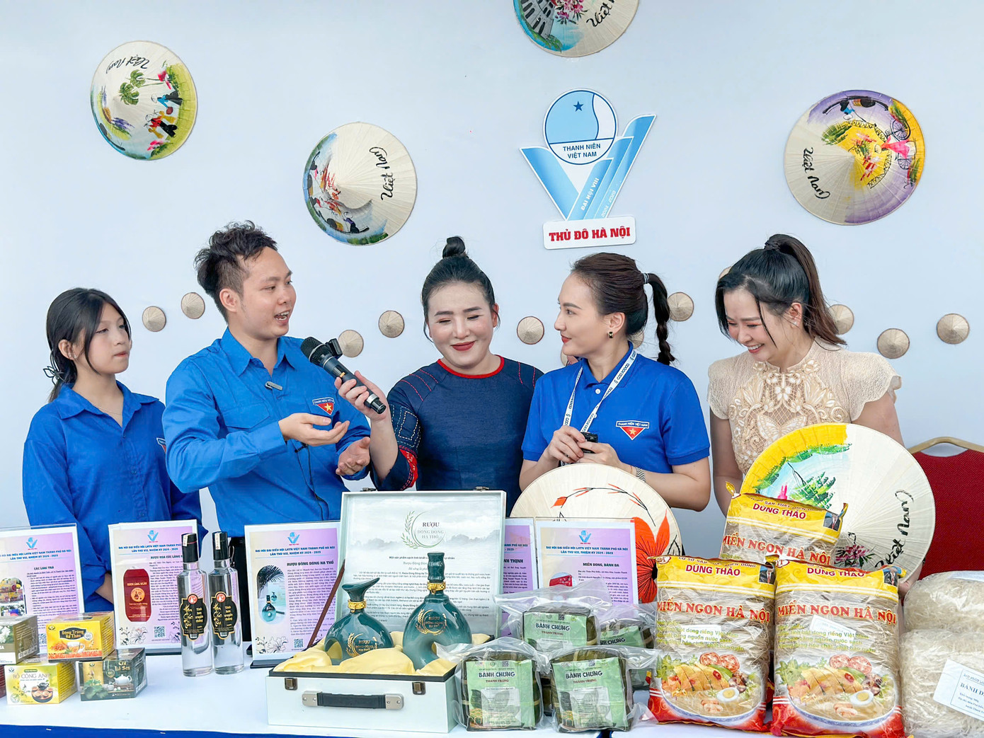 Nghệ sĩ Xuân Bắc và diễn viên Bảo Thanh cùng phối hợp ăn ý trong “Phiên chợ điện tử - Livestream bán sản phẩm OCOP của các địa phương” thu hút đông đảo người xem.