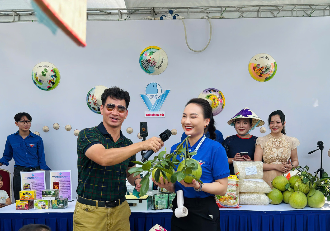 Nghệ sĩ Xuân Bắc và diễn viên Bảo Thanh livestream bán sản phẩm OCOP tại chợ phiên điện tử.