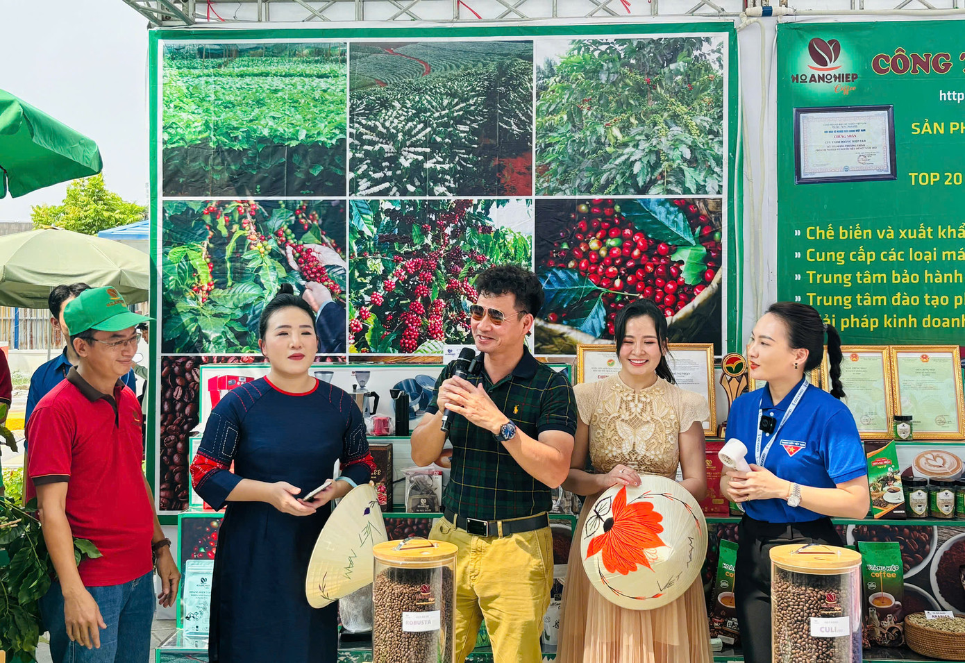 Nghệ sĩ Xuân Bắc và diễn viên Bảo Thanh cùng phối hợp ăn ý trong “Phiên chợ điện tử - Livestream bán sản phẩm OCOP của các địa phương” thu hút đông đảo người xem.