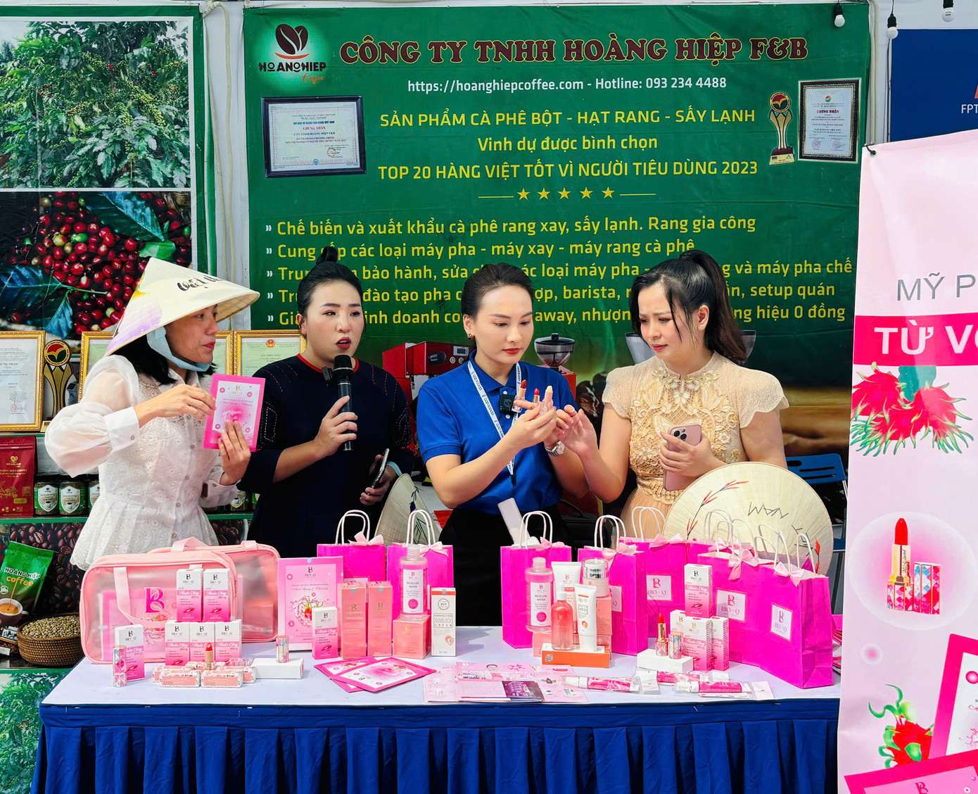 Nghệ sĩ Xuân Bắc và diễn viên Bảo Thanh cùng phối hợp ăn ý trong “Phiên chợ điện tử - Livestream bán sản phẩm OCOP của các địa phương” thu hút đông đảo người xem.