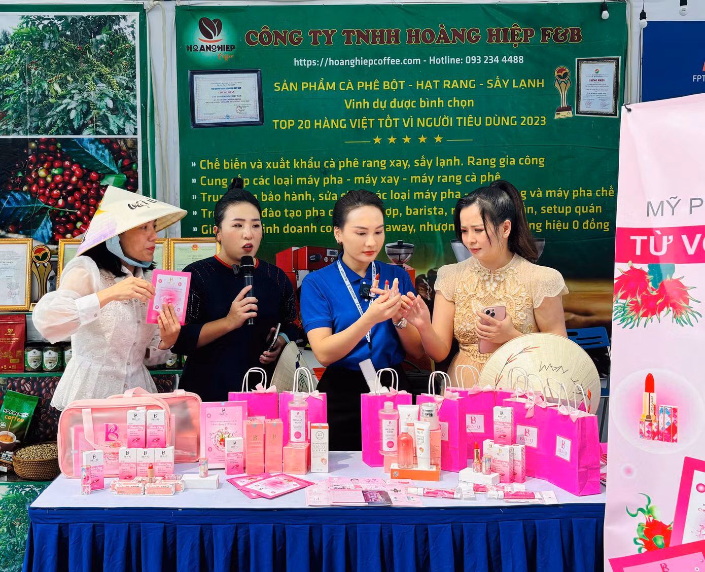 Nghệ sĩ Xuân Bắc và diễn viên Bảo Thanh cùng phối hợp ăn ý trong “Phiên chợ điện tử - Livestream bán sản phẩm OCOP của các địa phương” thu hút đông đảo người xem.
