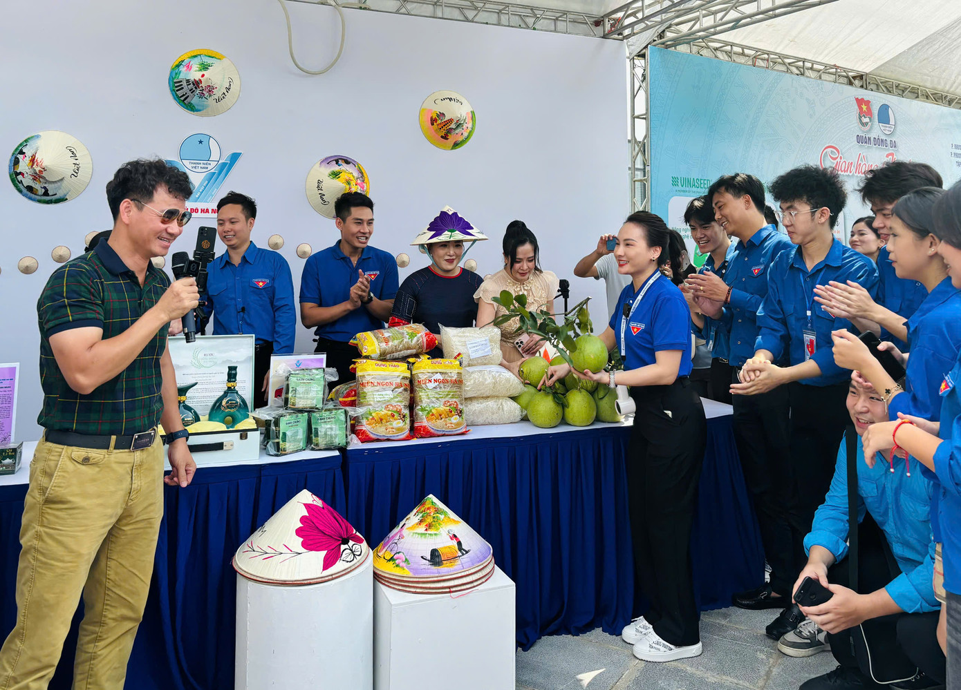 Nghệ sĩ Xuân Bắc livestream giới thiệu các sản phẩm đặc sắc tại các gian hàng