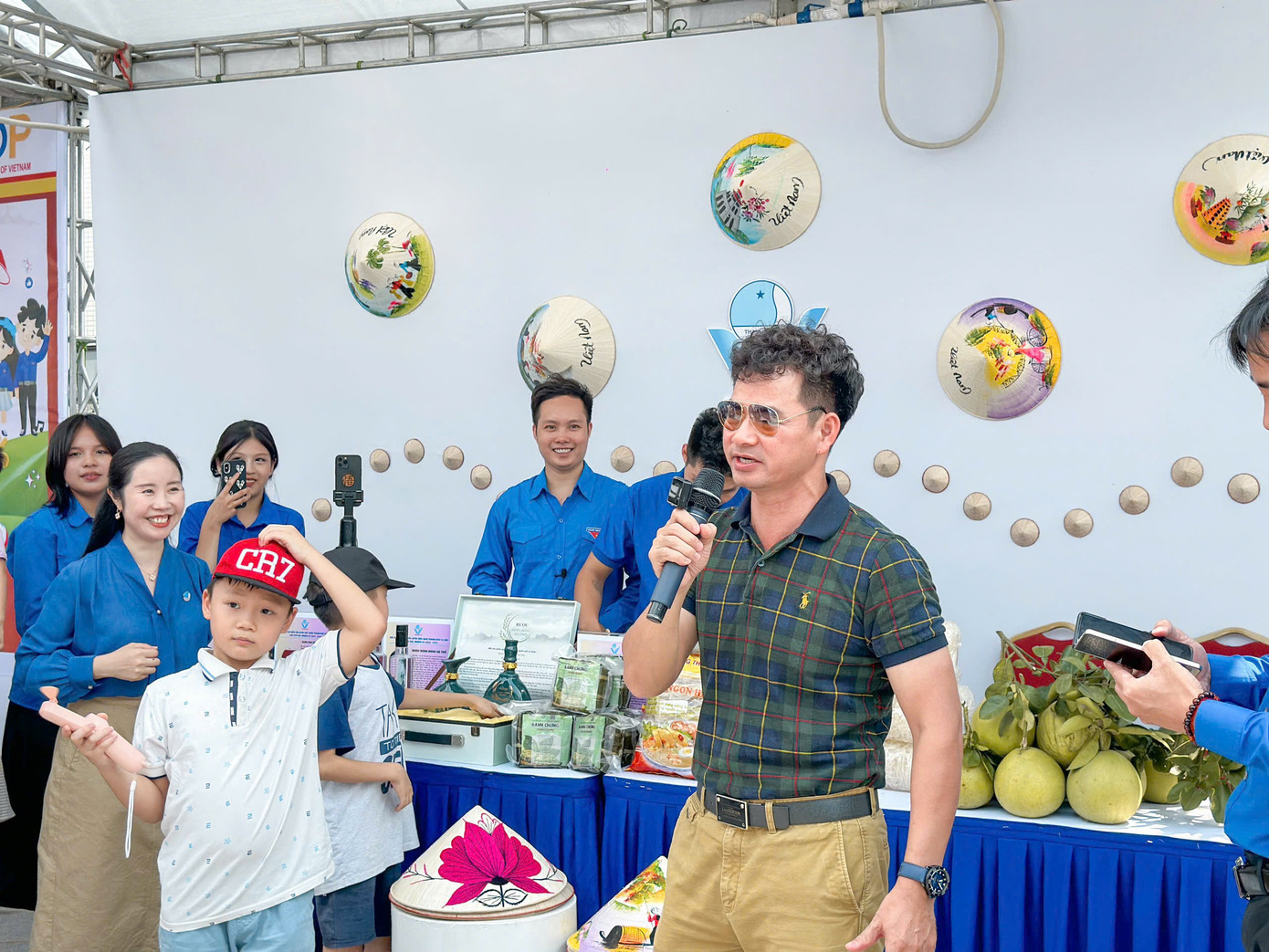 Nghệ sĩ Xuân Bắc livestream giới thiệu các sản phẩm đặc sắc tại các gian hàng