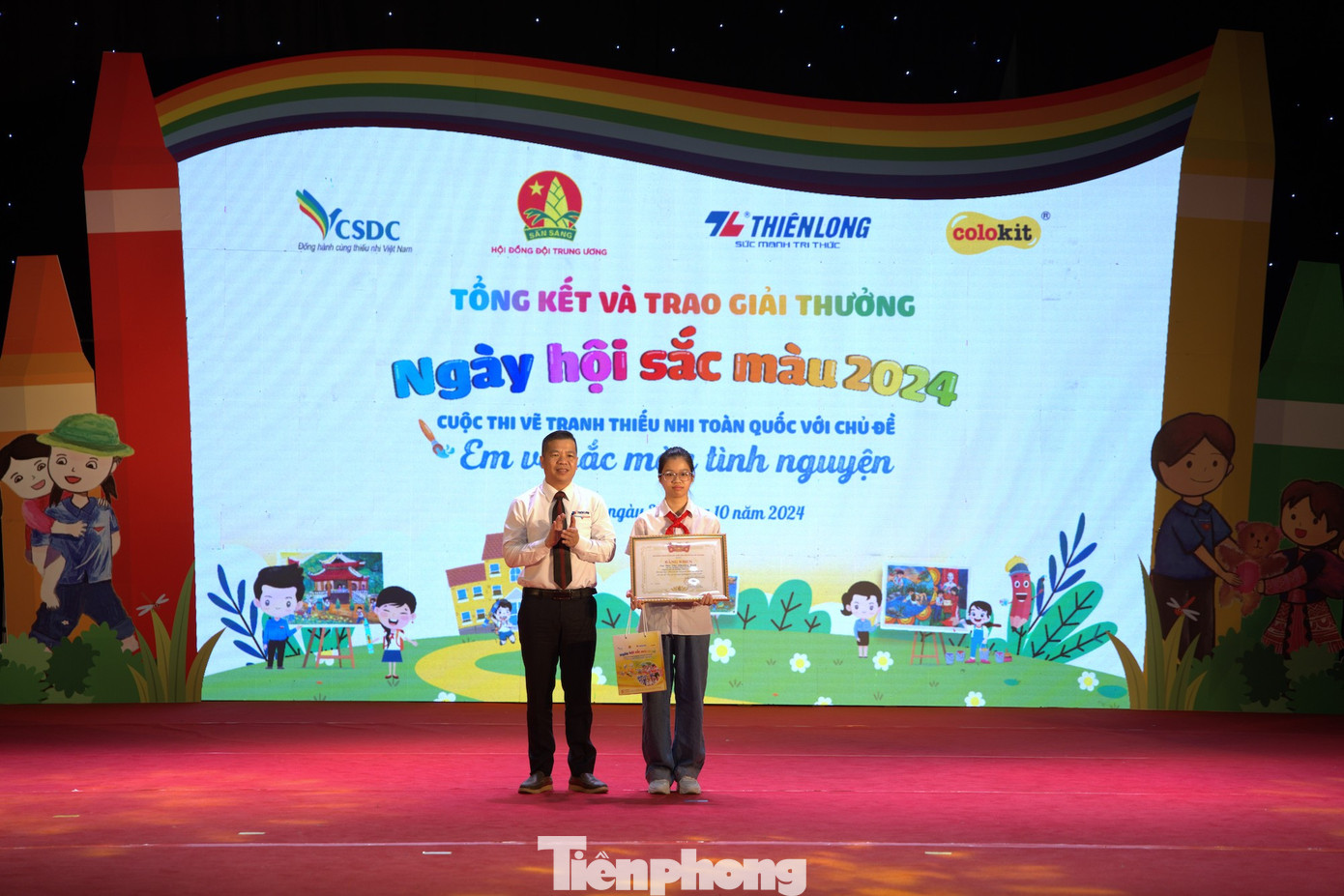 Ban Tổ chức trao giải Nhất Ban Tổ chức trao giải Nhất