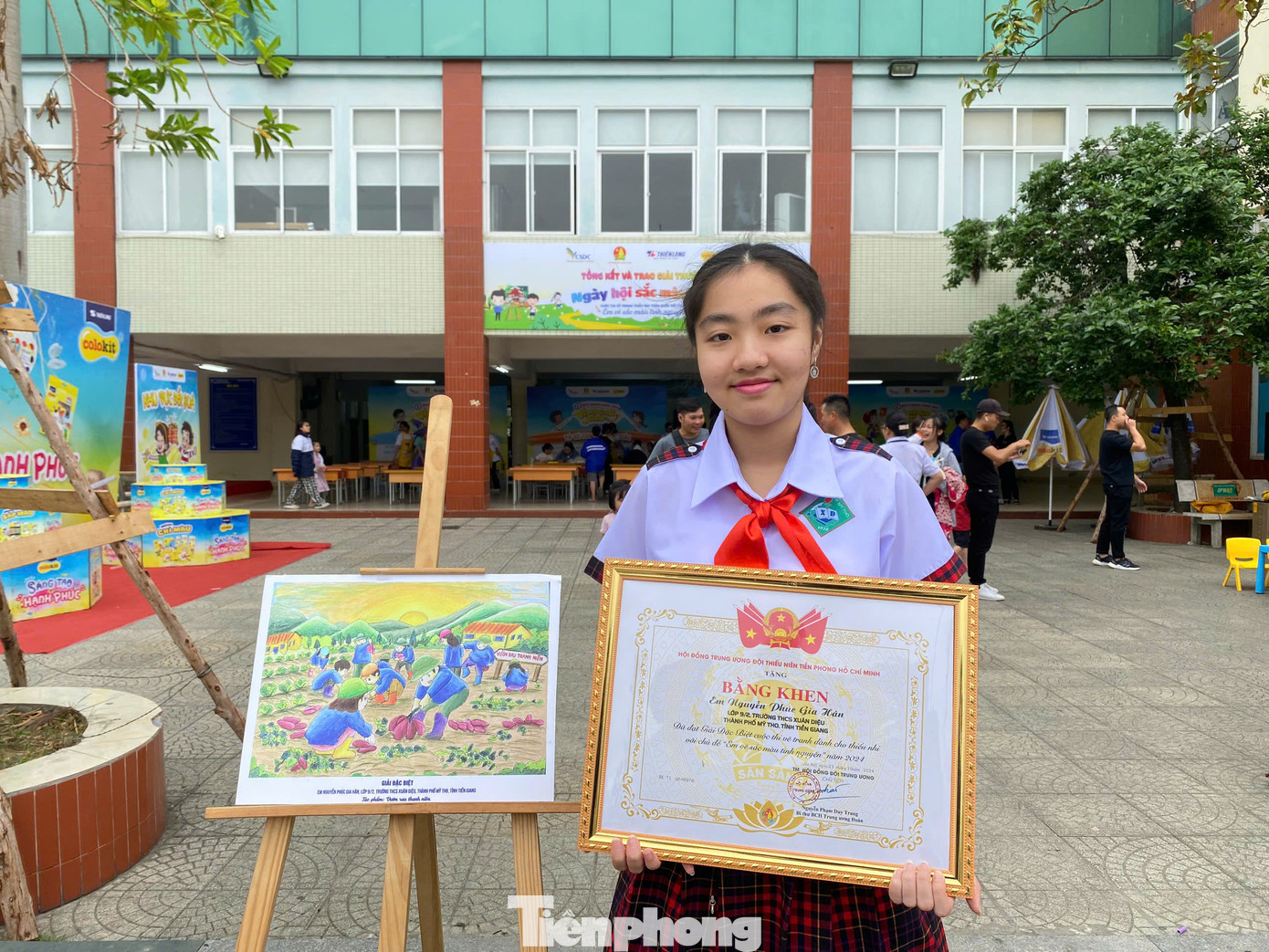 Em Nguyễn Phúc Gia Hân bên tác phẩm Vườn rau thanh niên đoạt giải Đặc biệt của mình. Em Nguyễn Phúc Gia Hân bên tác phẩm Vườn rau thanh niên đoạt giải Đặc biệt của mình.