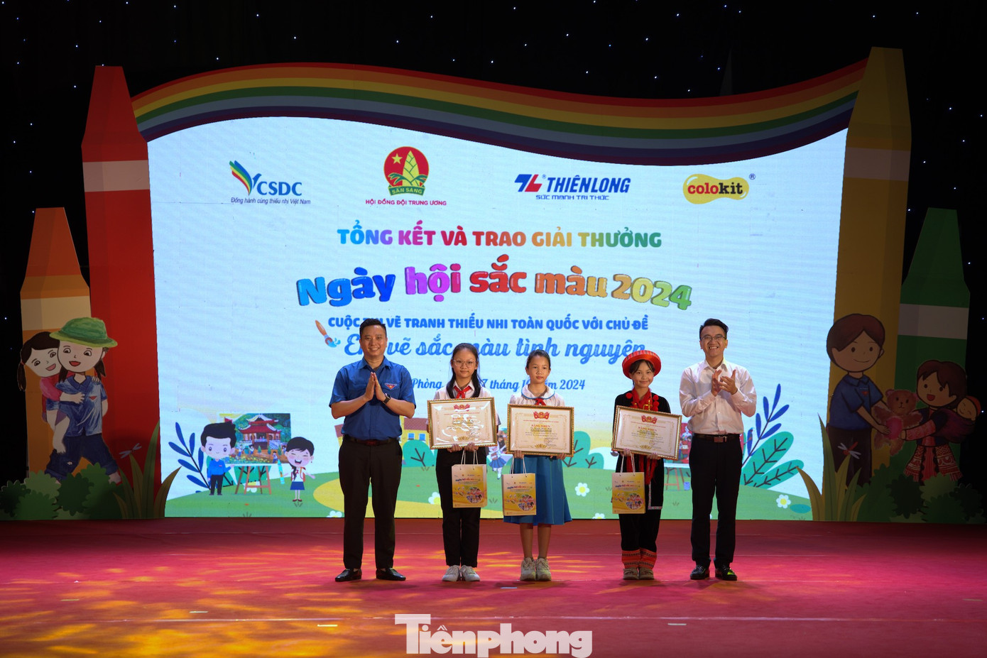 Ban Tổ chức trao giải Nhì Ban Tổ chức trao giải Nhì