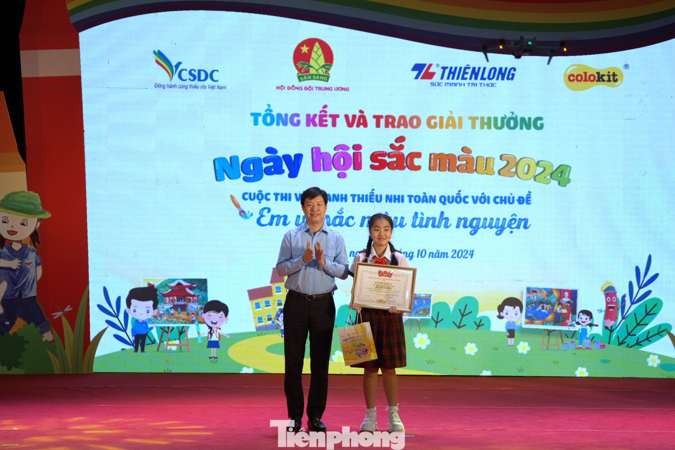 Anh Lê Hải Long - Trưởng Ban Công tác thiếu nhi, Phó Chủ tịch thường trực Hội đồng Đội T.Ư trao tặng giải Đặc biệt cho em Nguyễn Phúc Gia Hân. Anh Lê Hải Long - Trưởng Ban Công tác thiếu nhi, Phó Chủ tịch thường trực Hội đồng Đội T.Ư trao tặng giải Đặc biệt cho em Nguyễn Phúc Gia Hân.