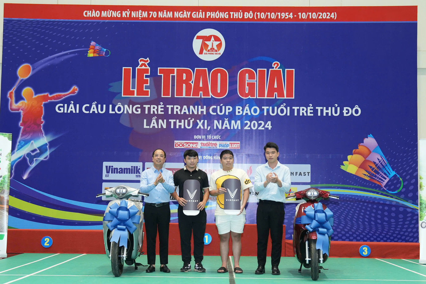 Hai bạn trẻ may mắn nhận bốc thăm trúng thưởng xe máy điện Vinfast