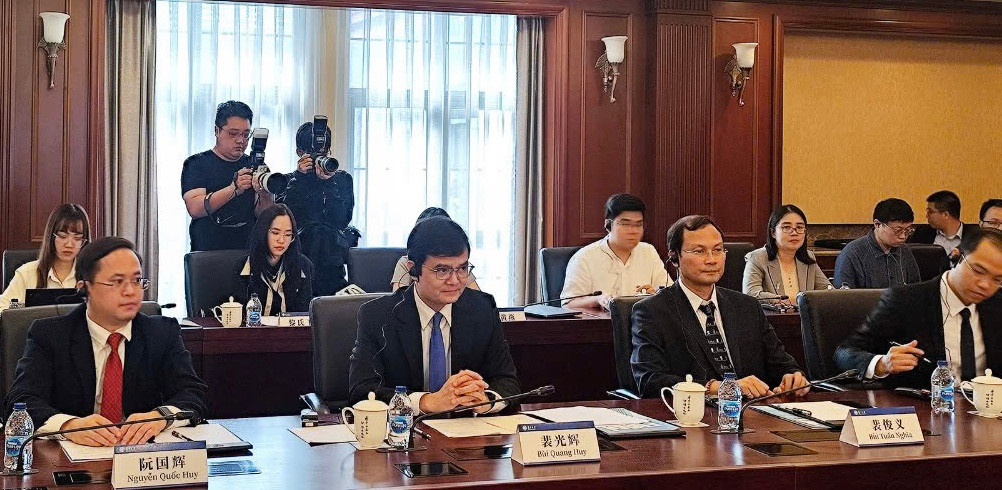 Bí thư thứ nhất T.Ư Đoàn Bùi Quang Huy (thứ 2, từ trái qua) và đoàn đại biểu cấp cao Việt Nam tham gia buổi hội thảo.