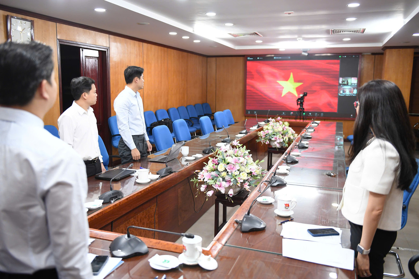 Các đại biểu làm lễ chào cờ tại điểm cầu Hà Nội. Ảnh: Dương Triều Các đại biểu làm lễ chào cờ tại điểm cầu Hà Nội. Ảnh: Dương Triều