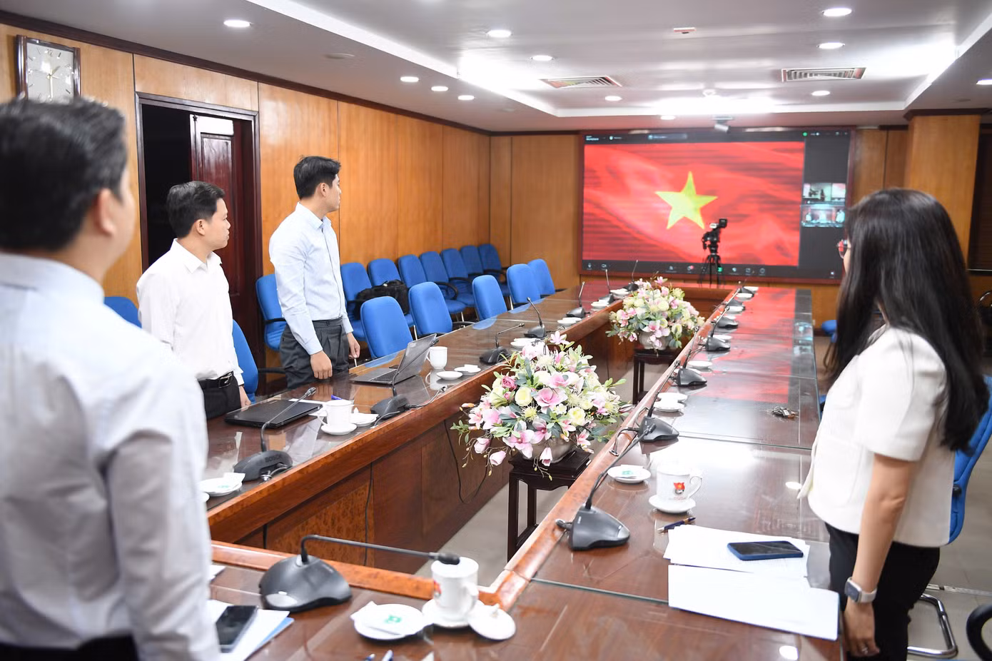 Các đại biểu làm lễ chào cờ tại điểm cầu Hà Nội. Ảnh: Dương Triều Các đại biểu làm lễ chào cờ tại điểm cầu Hà Nội. Ảnh: Dương Triều