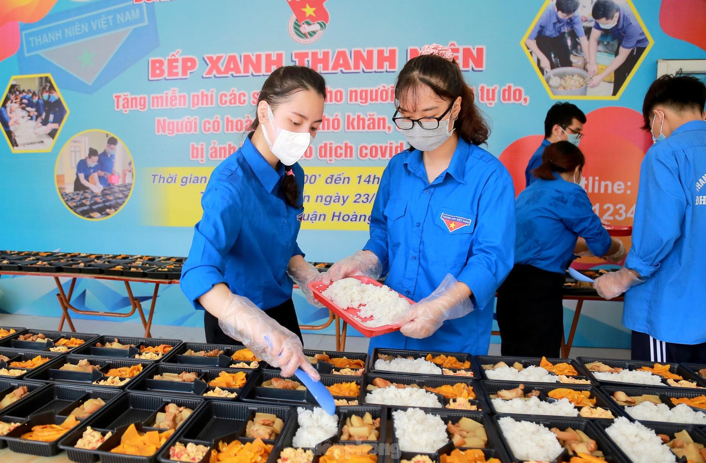 Bếp xanh thanh niên trao tặng các suất cơm miễn phí cho người nghèo bị ảnh hưởng bởi dịch bệnh COVID-19. Bếp xanh thanh niên trao tặng các suất cơm miễn phí cho người nghèo bị ảnh hưởng bởi dịch bệnh COVID-19.