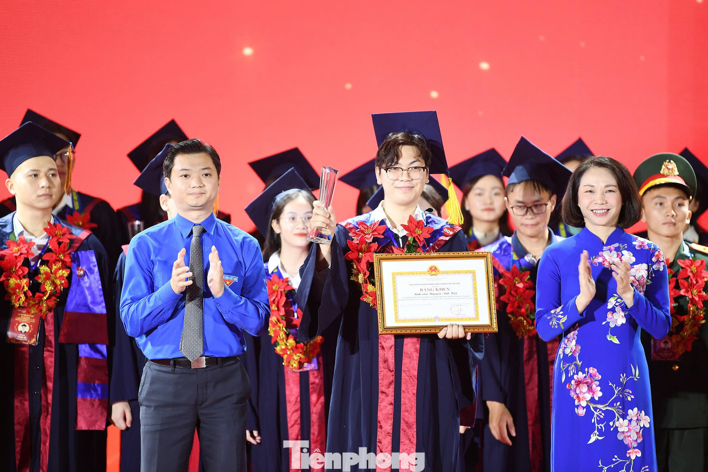 Anh Nguyễn Minh Triết - Bí thư T.Ư Đoàn, Chủ tịch T.Ư Hội SVVN (bên trái) trao khen thưởng cho thủ khoa tốt nghiệp xuất sắc năm 2024. Ảnh: Dương Triều