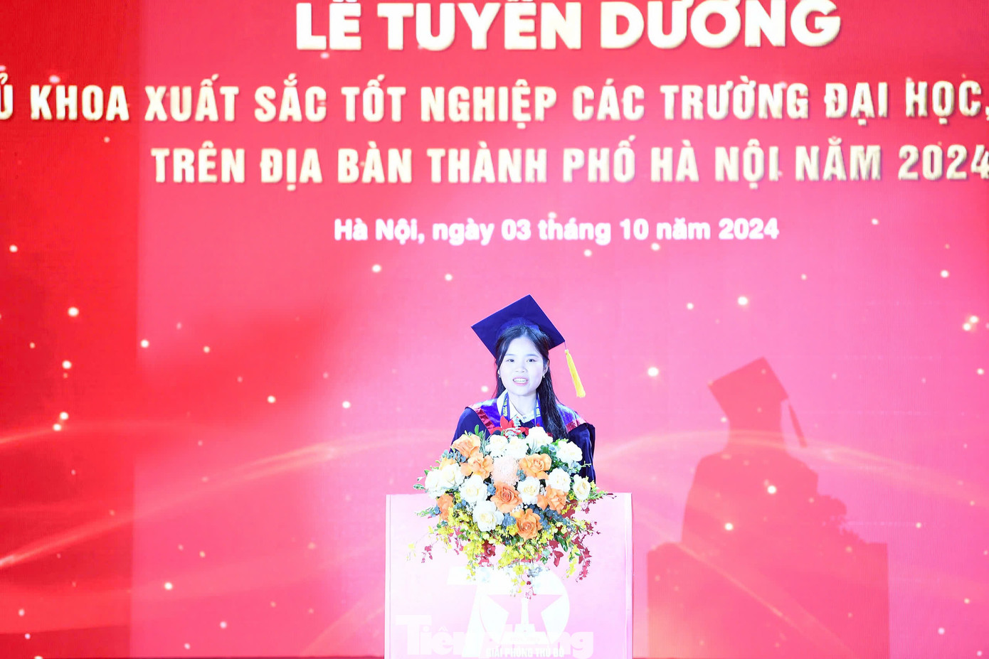 Bạn Vũ Thu Hằng - Thủ khoa xuất sắc tốt nghiệp Trường Đại học Ngoại ngữ, ĐHQG Hà Nội phát biểu tại lễ tuyên dương. Ảnh: Dương Triều