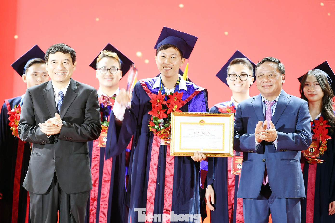 Chủ nhiệm Ủy ban văn hóa giáo dục của Quốc hội Nguyễn Đắc Vinh (bên trái) và Phó Bí thư Thành ủy Hà Nội Nguyễn Văn Phong trao khen thưởng cho thủ khoa tốt nghiệp xuất sắc năm 2024. Ảnh: Dương Triều