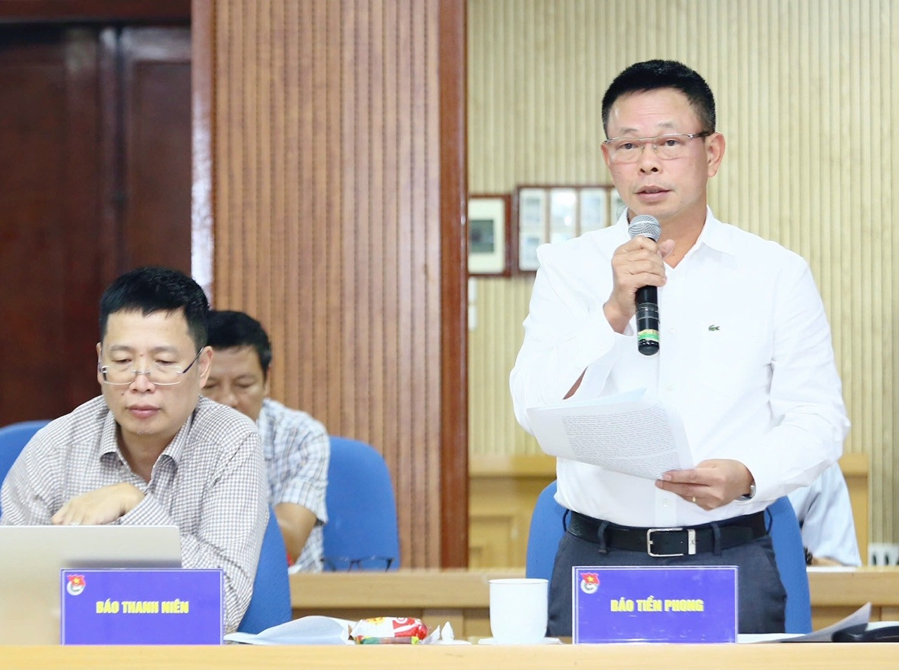 Nhà báo Phùng Công Sưởng - Tổng Biên tập báo Tiền Phong trao đổi tại hội nghị. Ảnh: Bảo Anh