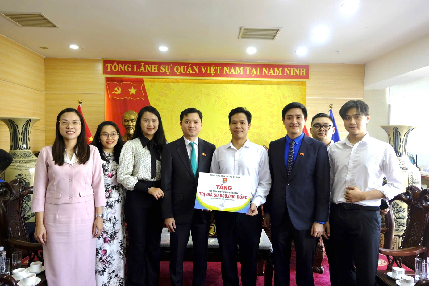 Anh Nguyễn Minh Triết - Bí thư T.Ư Đoàn, Chủ tịch T.Ư Hội SVVN trao tặng học bổng khuyến khích học tập cho Hội lưu học sinh Việt Nam tại Nam Ninh, Quảng Tây, Trung Quốc