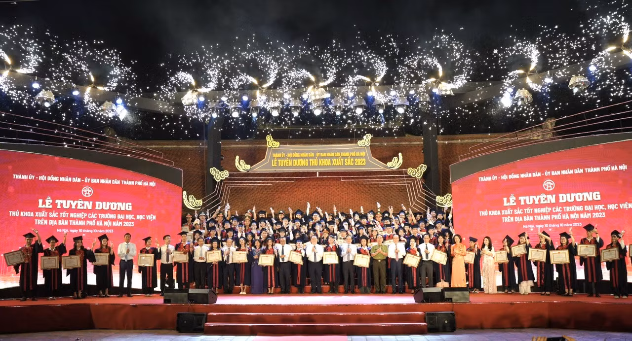 Hà Nội vinh danh 96 thủ khoa tốt nghiệp xuất sắc năm 2023