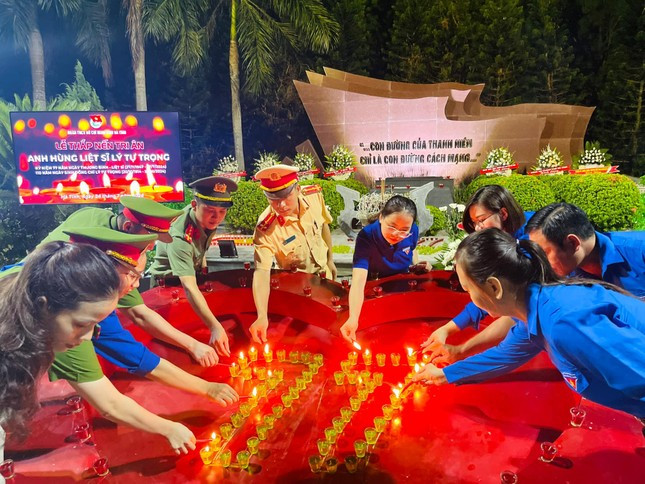 Bạn trẻ thắp nến tri ân tại phần mộ anh Lý Tự Trọng Bạn trẻ thắp nến tri ân tại phần mộ anh Lý Tự Trọng