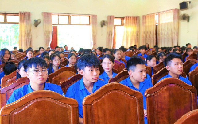 Đoàn xã Việt Tiến phối hợp tổ chức sinh hoạt chính trị với chủ đề “ Sáng mãi con đường cách mạng của thanh niên”. Ảnh: Hoài Nam Đoàn xã Việt Tiến phối hợp tổ chức sinh hoạt chính trị với chủ đề “ Sáng mãi con đường cách mạng của thanh niên”. Ảnh: Hoài Nam