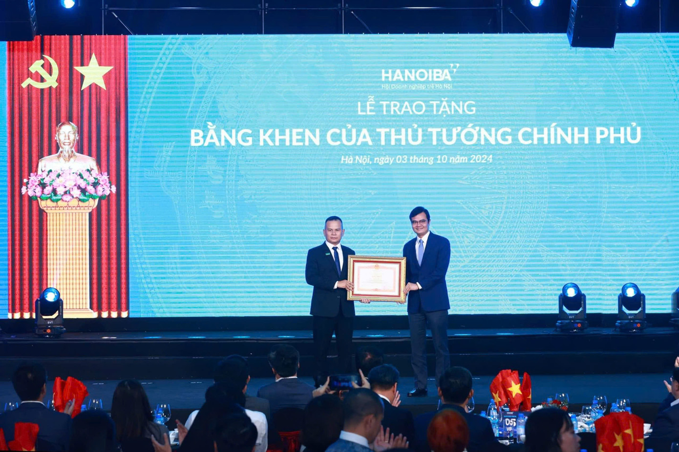 Bí thư thứ nhất T.Ư Đoàn Bùi Quang Huy trao Bằng khen của Thủ tướng Chính phủ cho anh Trần Văn Minh, Phó Chủ tịch, Tổng thư ký Hội Doanh nghiệp trẻ Hà Nội Bí thư thứ nhất T.Ư Đoàn Bùi Quang Huy trao Bằng khen của Thủ tướng Chính phủ cho anh Trần Văn Minh, Phó Chủ tịch, Tổng thư ký Hội Doanh nghiệp trẻ Hà Nội