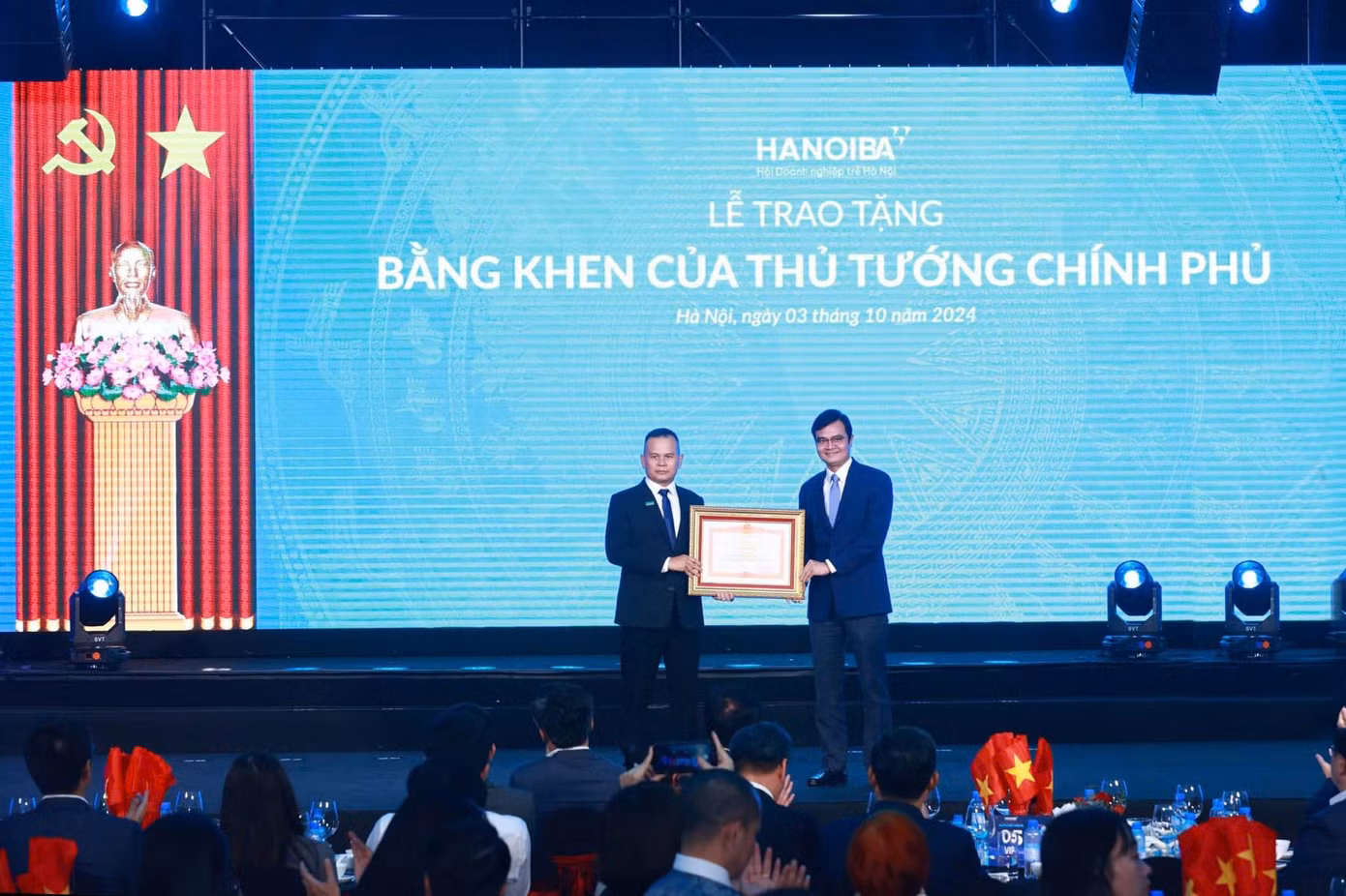 Bí thư thứ nhất T.Ư Đoàn Bùi Quang Huy trao Bằng khen của Thủ tướng Chính phủ cho anh Trần Văn Minh, Phó Chủ tịch, Tổng thư ký Hội Doanh nghiệp trẻ Hà Nội