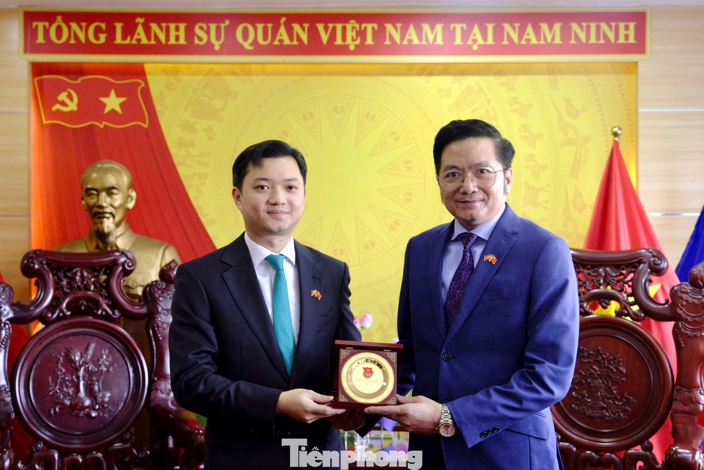 Anh Nguyễn Minh Triết – Bí thư T.Ư Đoàn, Chủ tịch T.Ư Hội SVVN tặng quà lưu niệm Tổng lãnh sự Việt Nam tại Nam Ninh, Trung Quốc Đỗ Nam Trung.
