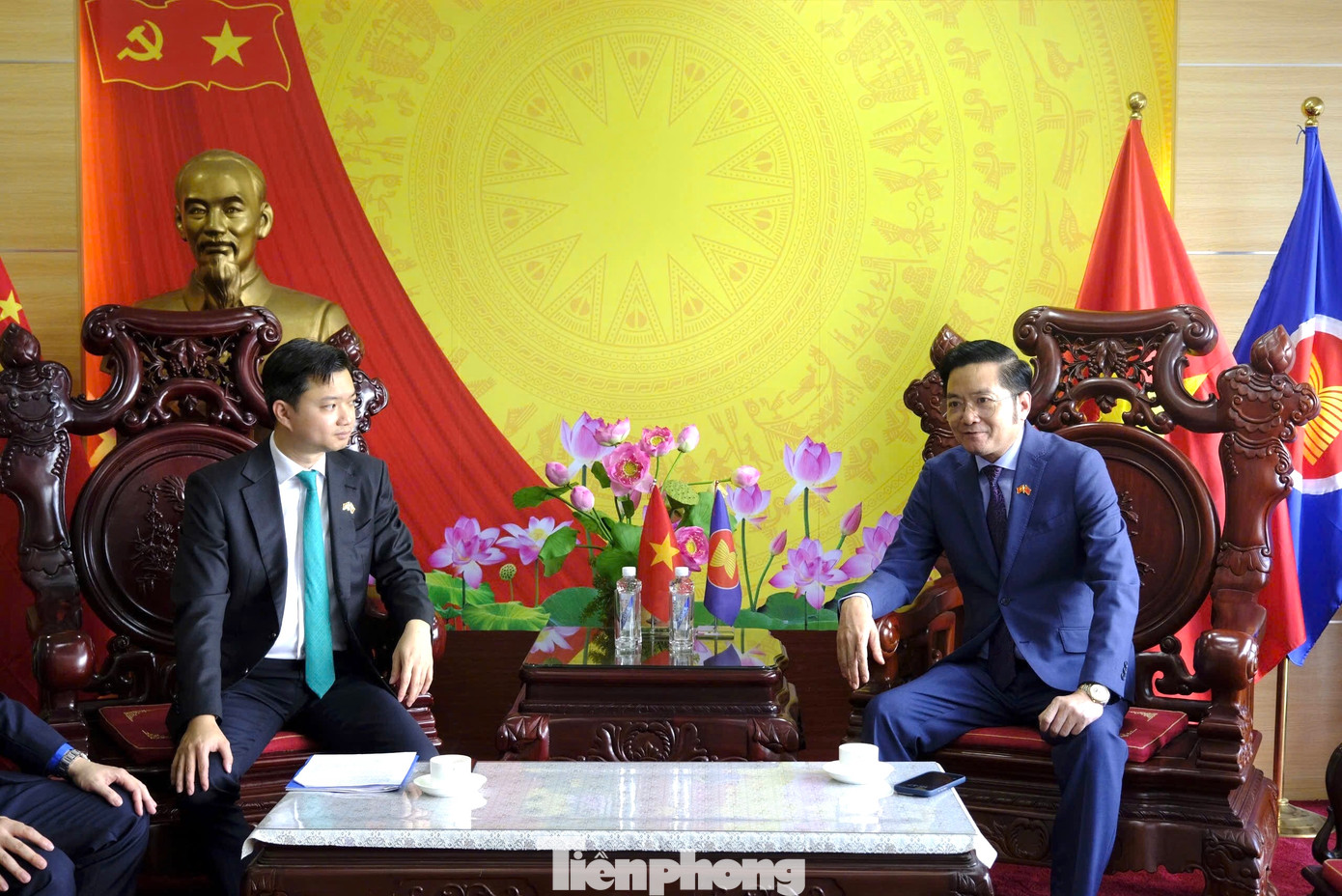 Ông Đỗ Nam Trung - Tổng lãnh sự Việt Nam tại Nam Ninh (bên phải) trao đổi với anh Nguyễn Minh Triết - Bí thư T.Ư Đoàn, Chủ tịch T.Ư Hội SVVN.