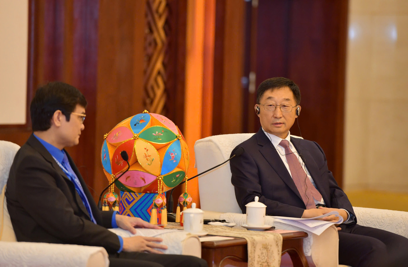 Ông Lưu Ninh - Ủy viên T.Ư Đảng Trung Quốc, Bí thư Khu ủy Khu tự trị Dân tộc Choang Quảng Tây trao đổi tại buổi chào xã giao. Ông Lưu Ninh - Ủy viên T.Ư Đảng Trung Quốc, Bí thư Khu ủy Khu tự trị Dân tộc Choang Quảng Tây trao đổi tại buổi chào xã giao.