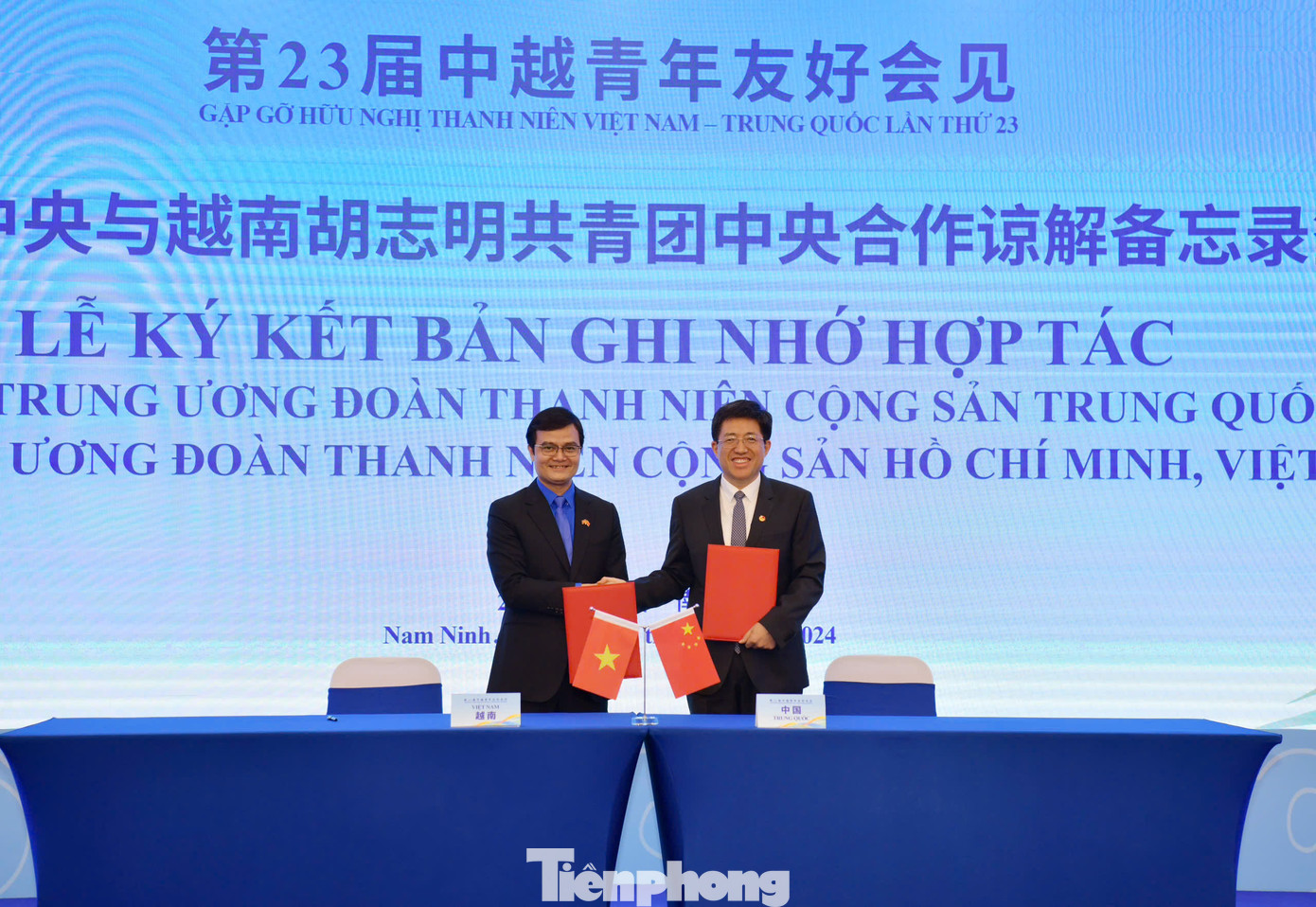 Bí thư thứ nhất T.Ư Đoàn TNCS Hồ Chí Minh Bùi Quang Huy (bên trái) và Bí thư thứ nhất T.Ư Đoàn TNCS Trung Quốc A Đông ký kết Bản ghi nhớ