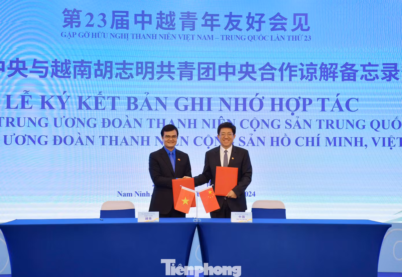 Bí thư thứ nhất T.Ư Đoàn TNCS Hồ Chí Minh Bùi Quang Huy (bên trái) và Bí thư thứ nhất T.Ư Đoàn TNCS Trung Quốc A Đông ký kết Bản ghi nhớ. Ảnh: Lưu Trinh Bí thư thứ nhất T.Ư Đoàn TNCS Hồ Chí Minh Bùi Quang Huy (bên trái) và Bí thư thứ nhất T.Ư Đoàn TNCS Trung Quốc A Đông ký kết Bản ghi nhớ. Ảnh: Lưu Trinh